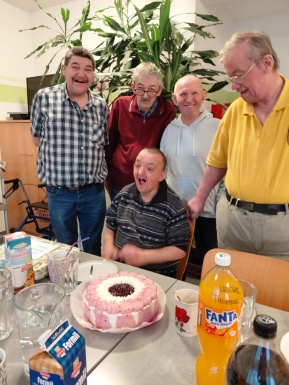 Gruppenfoto mit dem Geburtstagskind