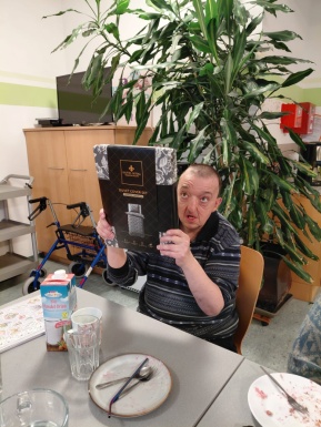 Mann mit ausgepacktem Geschenk