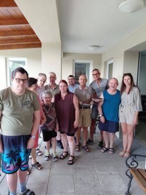 Gruppenfoto auf der Wohnhaus Terrasse