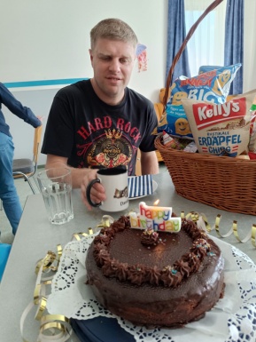 Mann mit Geburtstagstorte