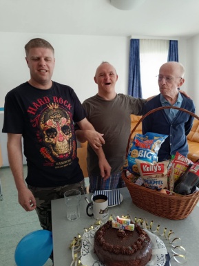 Drei Männer beim Geburtstags feiern