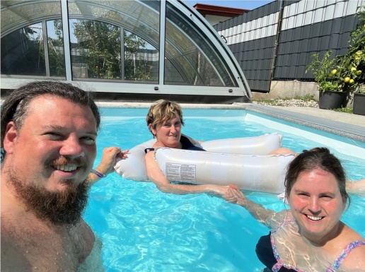 Ein Mann und zwei Frauen im Pool