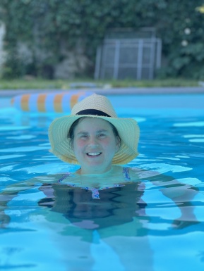 Frau mit Hut im Pool