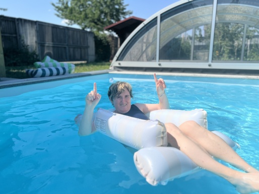 Frau auf Schwimmsessel im Pool