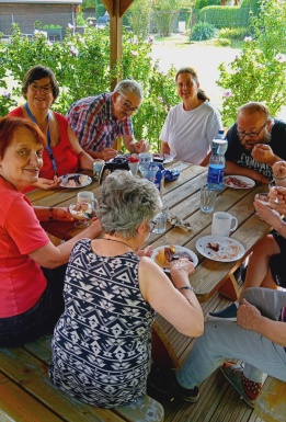 Gruppenfoto bei Kaffee und Kuchen im Garten