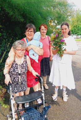 Gruppenfoto von vier Frauen im Freien