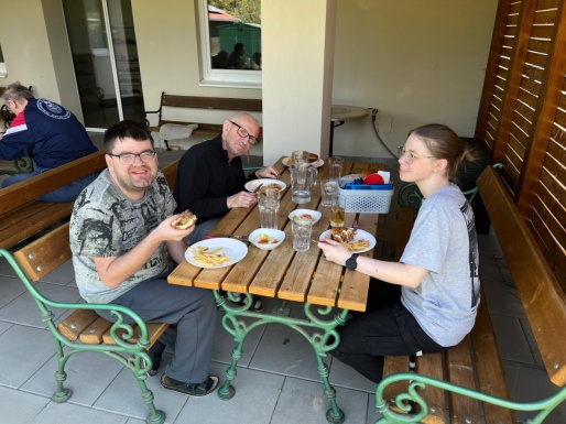 Gruppenfoto beim Essen auf der Terrasse