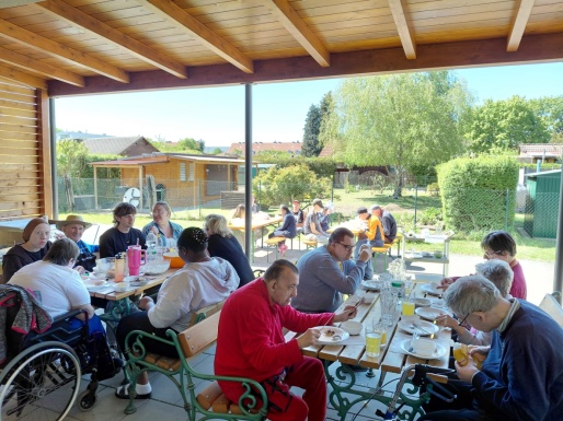 Gruppenfoto beim gemeinsamen Essen auf der Terrasse