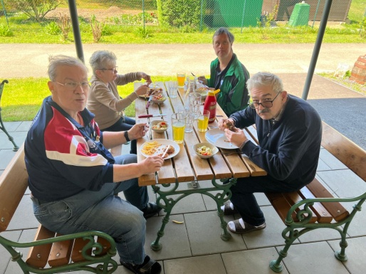 Gruppenfoto beim Essen auf der Terrasse