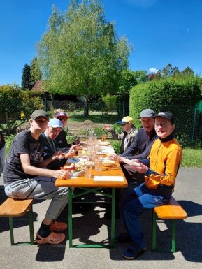 Gruppenfoto vom gemeinsamen Essen drau&szlig;en