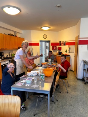 Gruppenfoto beim gemeinsamen Vorbereiten vom Mittagessen