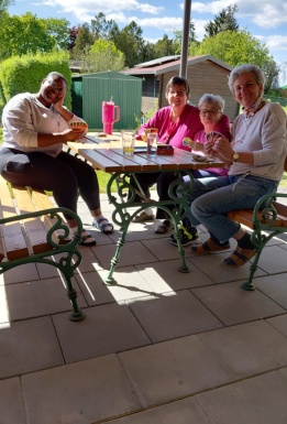 Gruppenfoto beim Karten spielen auf der Terrasse