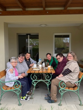 Gruppenfoto auf der Terrasse bei Kaffeejause