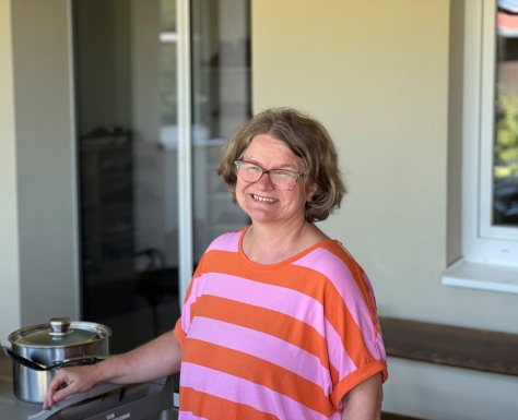 Eine Frau mit gestreiftem Tshirt l&auml;chelt in die Kamera