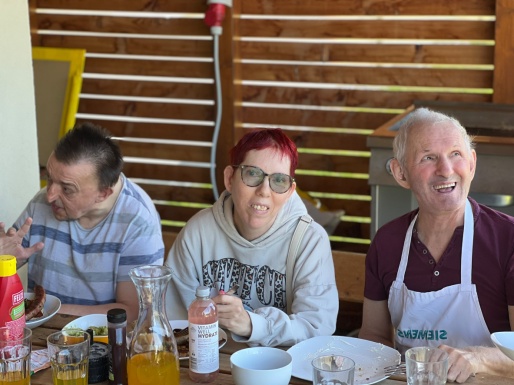 Zwei M&auml;nner und eine Frau beim Essen