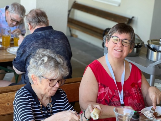 Zwei Frauen beim Essen
