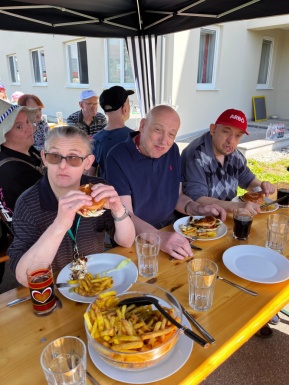 Männer und Frauen beim Burger essen
