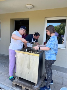 Eine Grillstation mit Personen bei der Arbeit