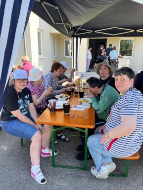 Eine Gruppe von Menschen beim Essen