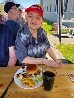 Menschen beim Burger essen