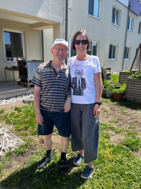 Mann und Frau stehen im Garten