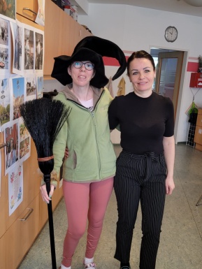 Zwei Frauen mit Hexenhut und Besen