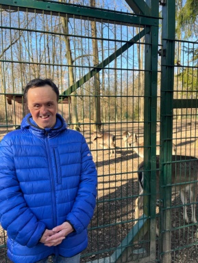 Mann steht vor Streichelzoo