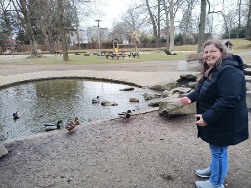 Frau beim Enten füttern