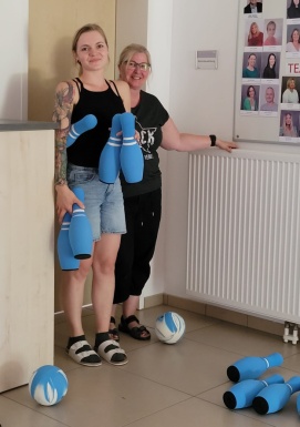 Zwei lächelnde Frauen mit Kegeln in der Hand