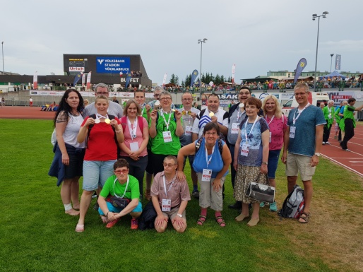 Gruppenfoto auf einem Sportrasen