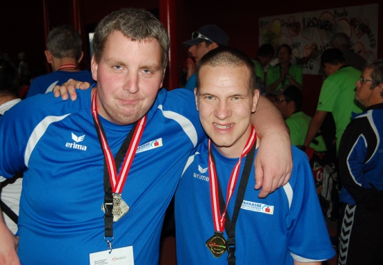 Zwei Männer mit Medaille