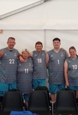 Gruppenbild von drei sportlich bekleideten Männern und zwei Frauen