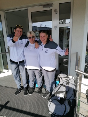 Gruppenbild von zwei Frauen und einem Mann der den Daumen hoch zeigt und alle sind sportlich bekleidet
