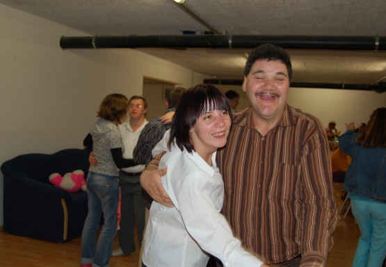 Mehrere Tanzpärchen tanzen miteinander