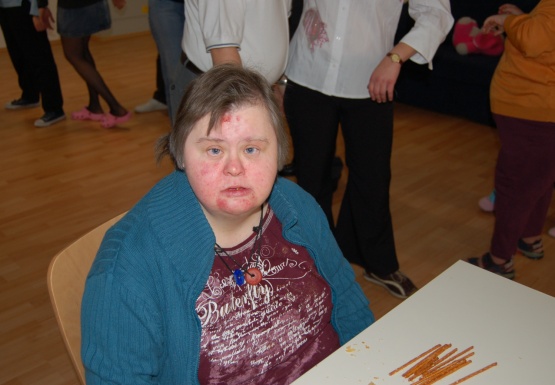 Frau sitzend bei Tisch mit Soletti