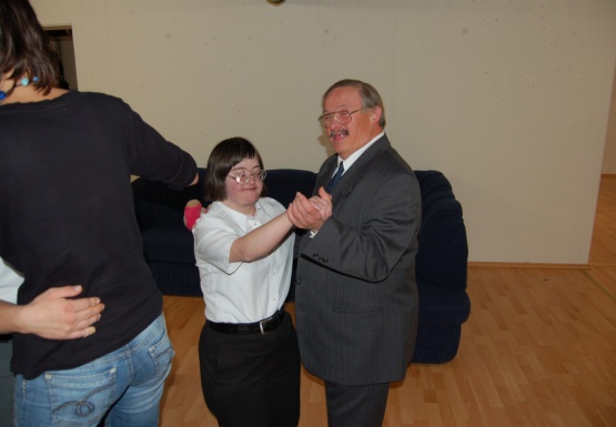 Mann und Frau tanzen miteinander