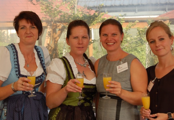 Vier Frauen mit Sektgläsern in der Hand