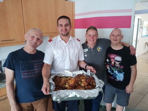 2 Bewohner und eine Bewohnerin mit Feuerwehrmann