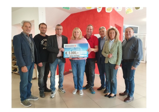 Gruppenfoto mit Spendenscheck über Fünftausend Euro von der Aktion Osterhase