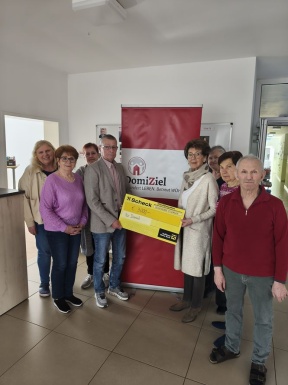 Gruppenfoto mit Spendenscheck der Frauenrunde St. Georgen