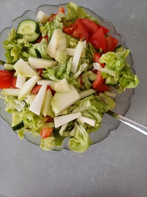 Eine Schüssel mit buntem Salat