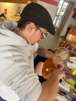 Mann und Frau beim basteln der Osterdekoration