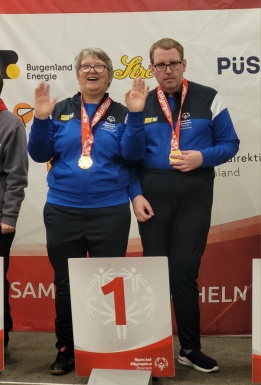 Frau und Mann mit Medaillen f&uuml;r den ersten Platz