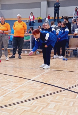 Frau beim Bocciaspielen