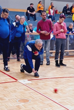 Mann beim Boccia Spielen