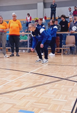 Mann beim Boccia Spielen