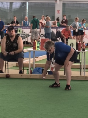 Frau auf einer Bocciabahn beim Spielen