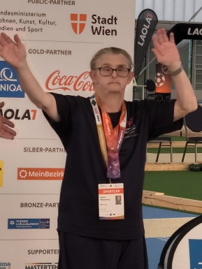 Sportler h&auml;lt die H&auml;nde in die H&ouml;he