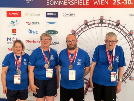 Gruppenfoto der Sportlerinnen und Sportler mit ihren Medaillen
