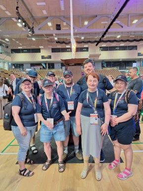 Gruppenfoto der Sportlerinnen und Sportler in einer Sporthalle
